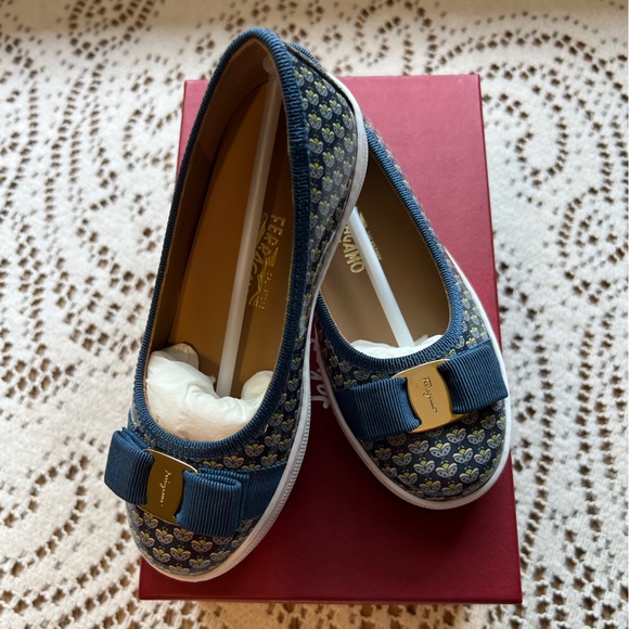 Salvatore Ferragamo “Ruffina Min” Children Shoes - Picture 1 of 15